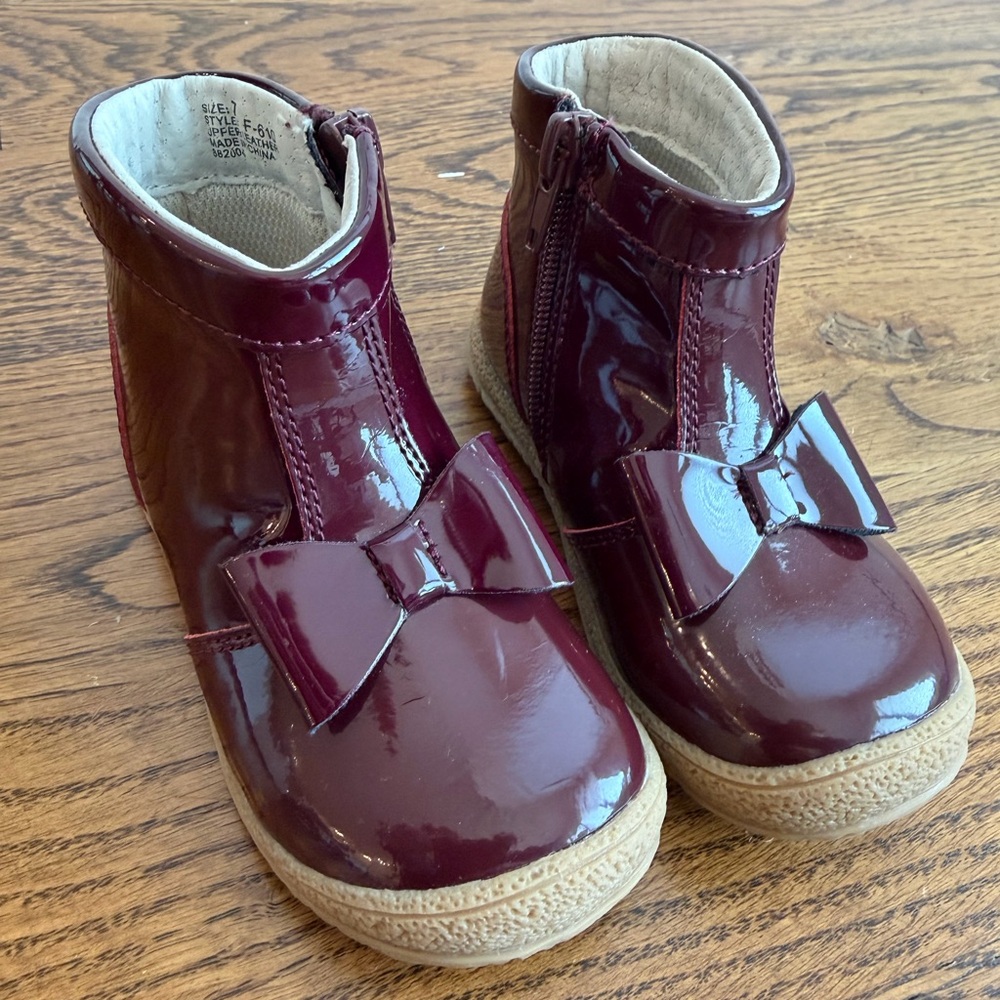NWOT L’Amour Size 7 Patent Leather Dark Maroon Boots with Bow